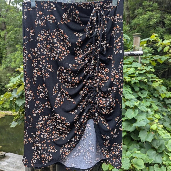 NWT White House Black Market Stretchy Floral Skirt- SP - Picture 1 of 6